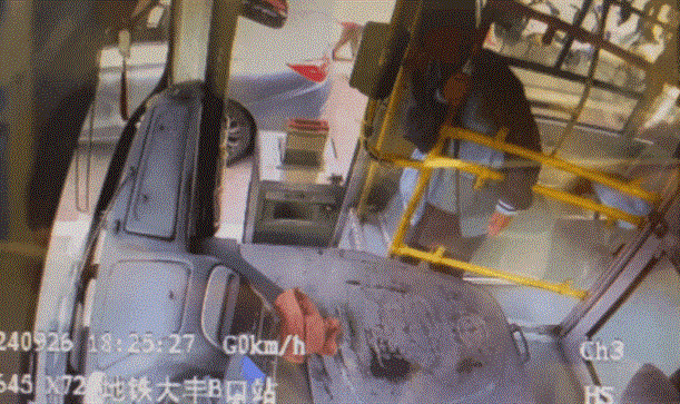 女童单独乘车坐过站，公交司机的举动很暖~