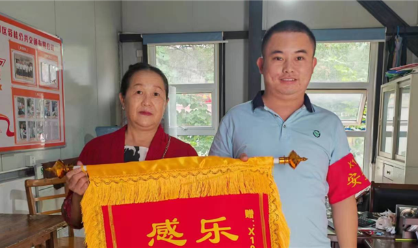邓阿姨说：这面锦旗一定要亲手送给司机师傅