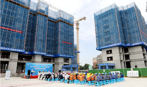 人人讲安全 个个会应急丨long8唯一官网登录集团举行2024年“安全生产月”启动会暨防中暑应急救援演练活动